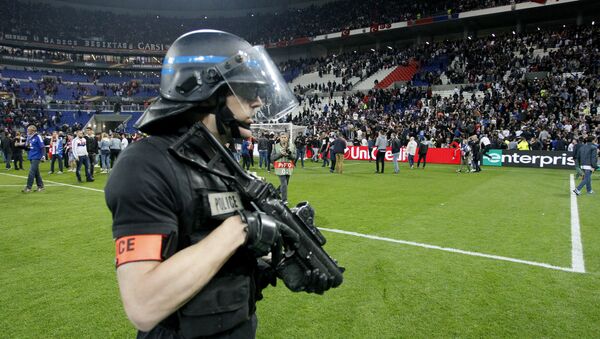 Policía en el campo de fútbol - Sputnik Mundo