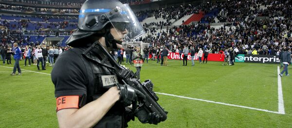 Policía en el campo de fútbol - Sputnik Mundo