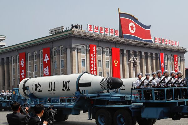 Desfile militar dedicado al 105 aniversario del nacimiento del fundador del Estado norcoreano, Kim Il Sung - Sputnik Mundo