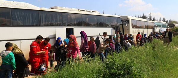 Habitantes evacuados de las localidades de Fua y Kefraya, Siria en abril del 2017 - Sputnik Mundo