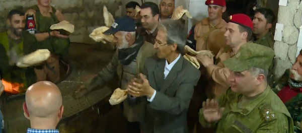 Haz pan, no la guerra: militares rusos ayudan a restaurar una panadería en Alepo (vídeo) Haz pan, no la guerra: militares rusos ayudan a restaurar una panadería en Alepo (vídeo) - Sputnik Mundo