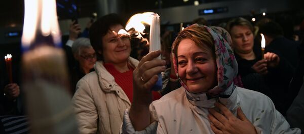 El Fuego Santo llega a Moscú - Sputnik Mundo