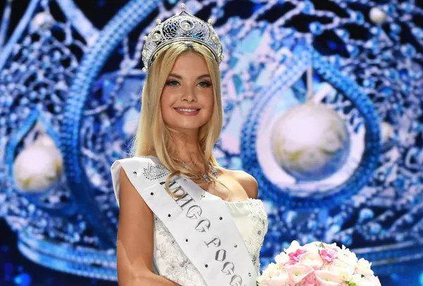 Popova fue coronada con una diadema de oro blanco, adornada con brillantes y perlas Popova fue coronada con una diadema de oro blanco, adornada con brillantes y perlas - Sputnik Mundo
