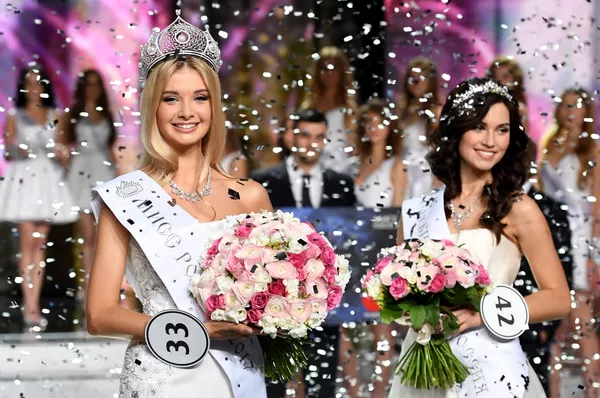 Popova durante la final con otra participante del certamen Popova durante la final con otra participante del certamen - Sputnik Mundo