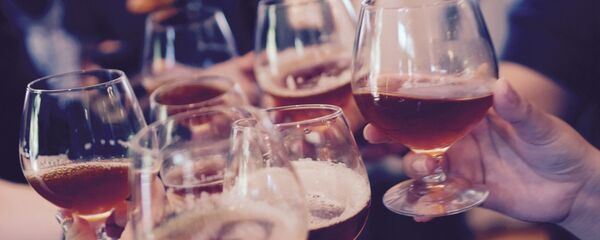 Personas brindando Personas brindando - Sputnik Mundo