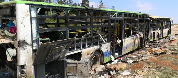 Los autobuses tras la explosión en el barrio de Al Rashidín, en las afueras de Alepo, Siria Los autobuses tras la explosión en el barrio de Al Rashidín, en las afueras de Alepo, Siria - Sputnik Mundo