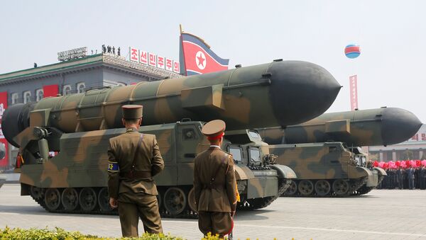 Misiles norcoreanos en el desfile militar dedicado al 105 aniversario del nacimiento del fundador del Estado norcoreano, Kim Il-sung (archivo) - Sputnik Mundo