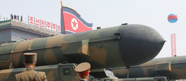 Misiles norcoreanos en el desfile militar dedicado al 105 aniversario del nacimiento del fundador del Estado norcoreano y abuelo del actual líder, Kim Il-sung - Sputnik Mundo