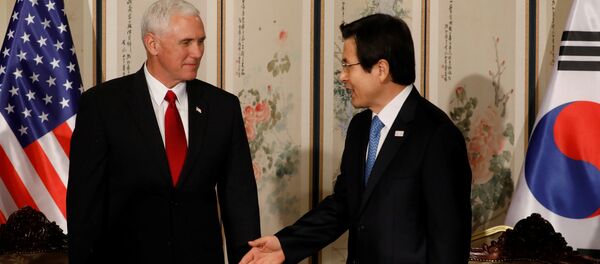 El vicepresidente de EEUU, Mike Pence, y el primer ministro surcoreano, Hwang Kyo-ahn - Sputnik Mundo