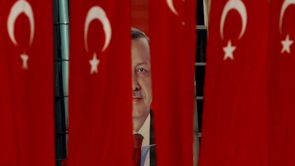 El retrato de Recep Tayyip Erdogan, presidente de Turquía, detrás de la banderas del país - Sputnik Mundo