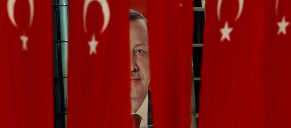 El retrato de Recep Tayyip Erdogan, presidente de Turquía, detrás de la banderas del país - Sputnik Mundo