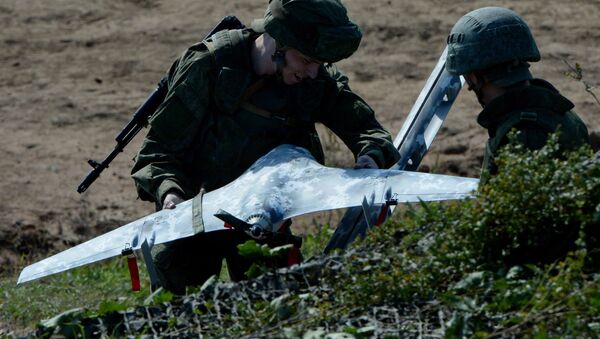 Los militares rusos preparan un dron durante los ejercicios conjuntos con sus colegas indios (archivo) - Sputnik Mundo