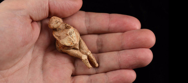 Una figurilla hecha de marfil de mamut de la Edad de Hielo, descubierta en la región rusa de Briansk - Sputnik Mundo