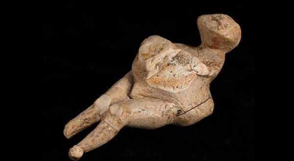 Los arqueólogos rusos han descubierto una figurilla especial hecha de marfil de mamut que representa a una mujer de la Edad de Hielo. - Sputnik Mundo