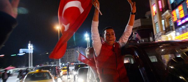 Seguidores de Recep Tayyip Erdogan, presidente de Turquía (archivo) Seguidores de Recep Tayyip Erdogan, presidente de Turquía (archivo) - Sputnik Mundo