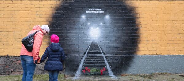 Grafiti en San-Petersburgo en homenaje a las víctimas del atentado en el metro - Sputnik Mundo