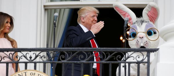 Donald Trump junto a un personaje de Pascua en la Casa Blanca en Washington Donald Trump junto a un personaje de Pascua en la Casa Blanca en Washington - Sputnik Mundo