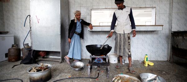 Cocineros preparan comida en un orfanato en Yemen Cocineros preparan comida en un orfanato en Yemen - Sputnik Mundo