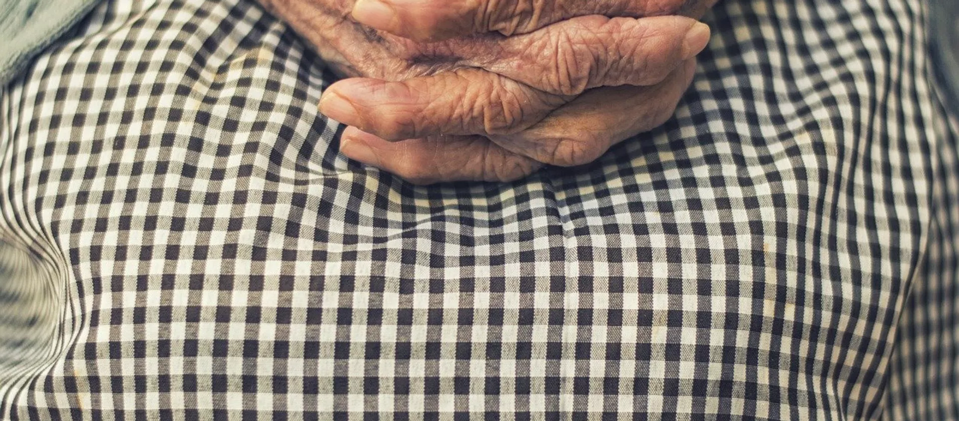 Manos de una anciana - Sputnik Mundo, 1920, 29.08.2020