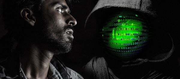 Un hombre asustado y un pirata informático - Sputnik Mundo