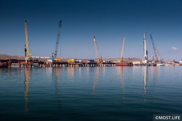 La construcción del Puente de Crimea La construcción del Puente de Crimea - Sputnik Mundo