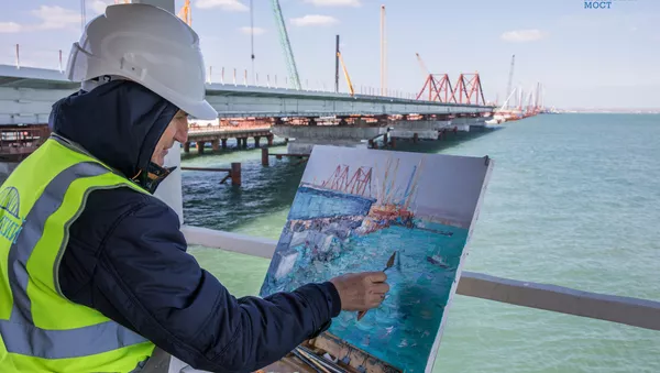 Un pintor realiza boceto del proceso de construcción del puente de Crimea - Sputnik Mundo