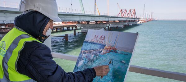Un pintor realiza boceto del proceso de construcción del puente de Crimea Un pintor realiza boceto del proceso de construcción del puente de Crimea - Sputnik Mundo
