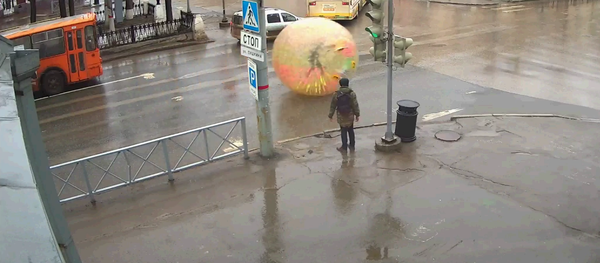 Un hombre recorre las calles dentro de una bola gigante - Sputnik Mundo