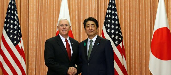 Mike Pence, vicepresidente de EEUU, y Shinzo Abe, primer ministro de Japón - Sputnik Mundo