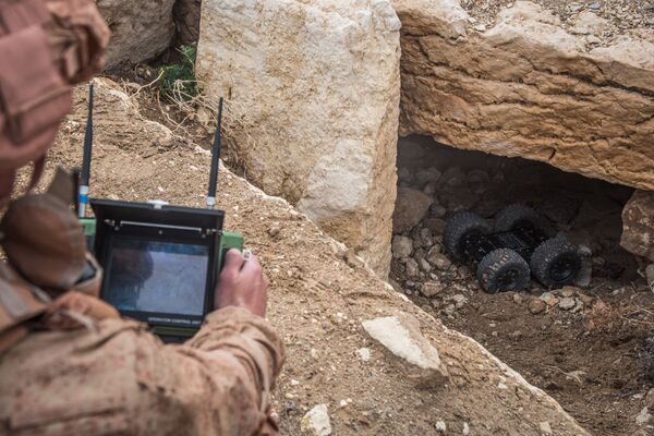 Un zapador ruso maneja un robot Scarabei - Sputnik Mundo