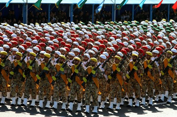 El impresionante desfile para conmemorar el Día del Ejército en Irán - Sputnik Mundo