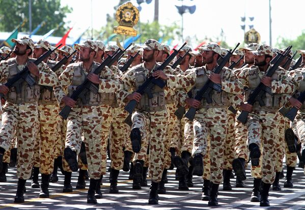 El impresionante desfile para conmemorar el Día del Ejército en Irán - Sputnik Mundo