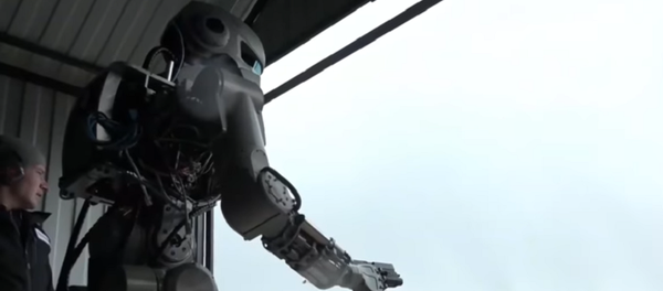 El humanoide robótico Fedor muestra habilidades de tiro - Sputnik Mundo