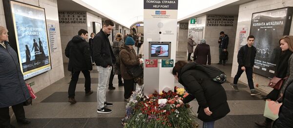Las flores en homenaje a las víctimas de la explosión en San Petersburgo Las flores en homenaje a las víctimas de la explosión en San Petersburgo - Sputnik Mundo