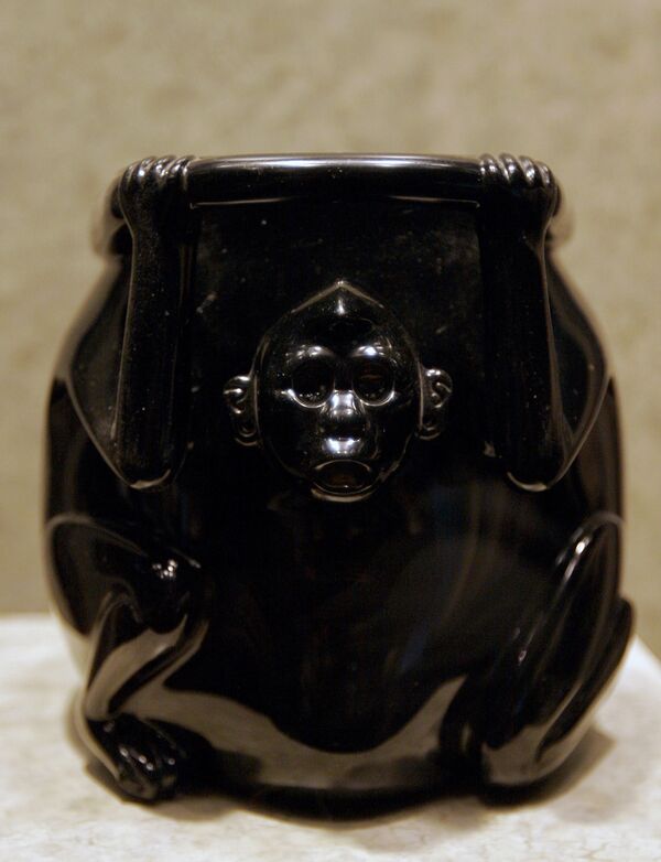Una vasija ritual de obsidiana en forma de un mono, Museo de Antropología e Historia, México Una vasija ritual de obsidiana en forma de un mono, Museo de Antropología e Historia, México - Sputnik Mundo