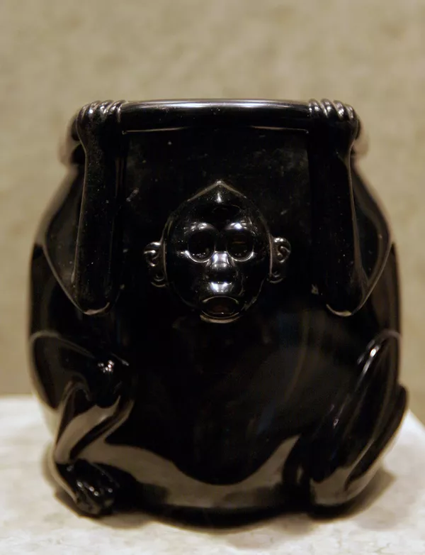 Una vasija ritual de obsidiana en forma de un mono, Museo de Antropología e Historia, México Una vasija ritual de obsidiana en forma de un mono, Museo de Antropología e Historia, México - Sputnik Mundo