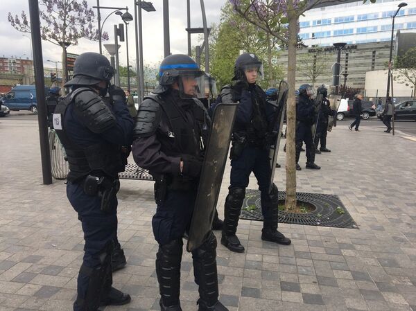 Policía francesa vigila las calles de París - Sputnik Mundo