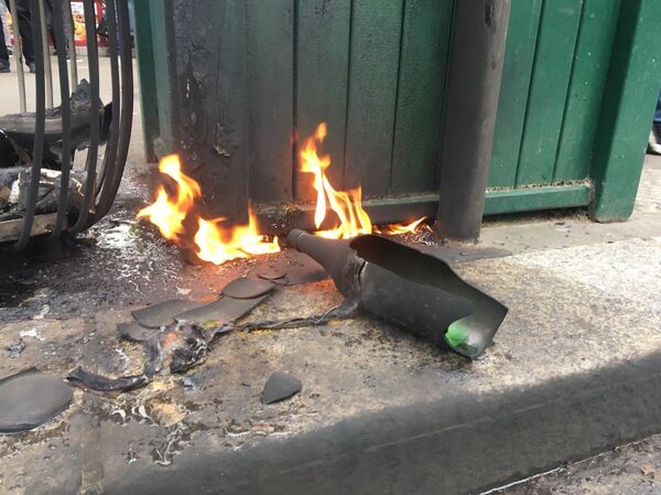 Los participantes en la protesta recurrieron a la violencia, lanzando cócteles molotov - Sputnik Mundo