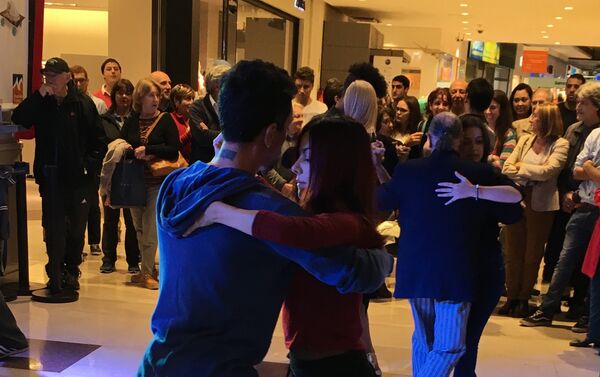 Personas bailan tango en un centro comercial de Montevideo - Sputnik Mundo