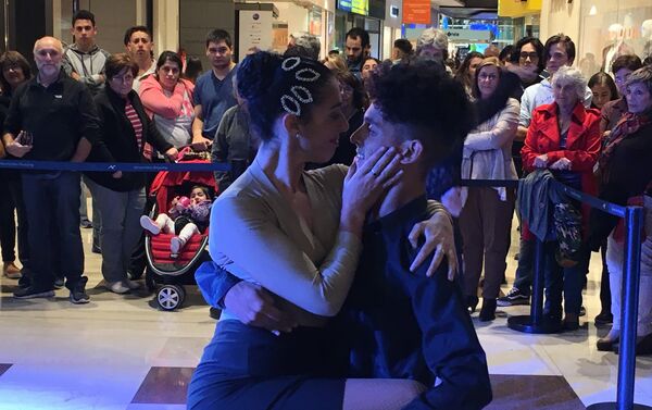 Personas bailan tango en un centro comercial de Montevideo - Sputnik Mundo