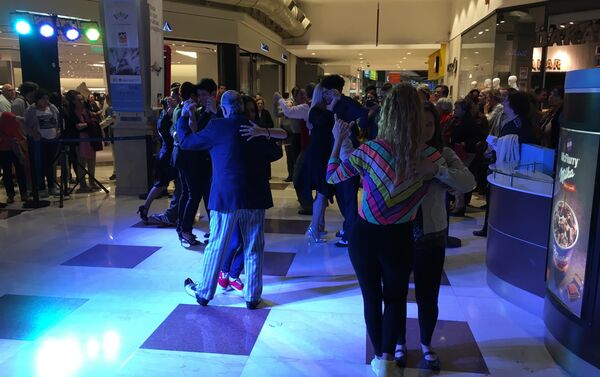 Personas bailan tango en un centro comercial de Montevideo - Sputnik Mundo