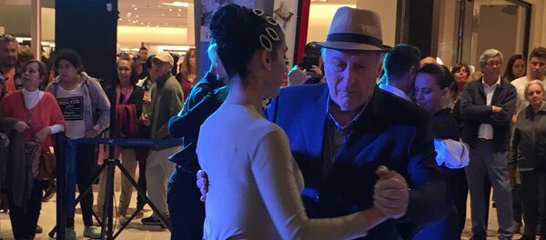 Personas bailan tango en un centro comercial de Montevideo - Sputnik Mundo