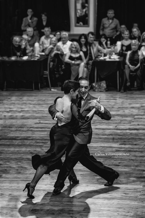 Aurora Lubiz y Jonathan Spitel bailan en una milonga Aurora Lubiz y Jonathan Spitel bailan en una milonga - Sputnik Mundo