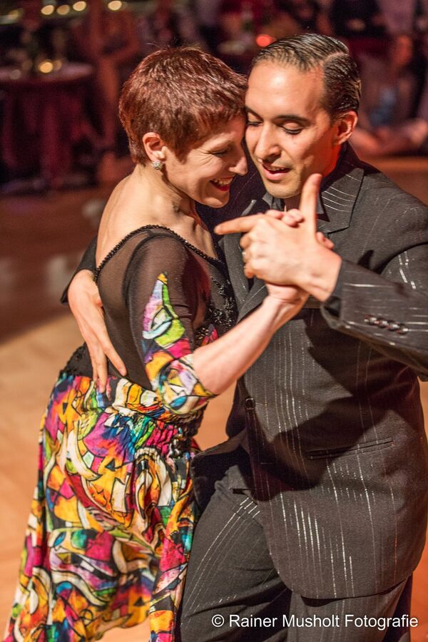 Aurora Lubiz y Jonathan Spitel bailan tango en una milonga Aurora Lubiz y Jonathan Spitel bailan tango en una milonga - Sputnik Mundo