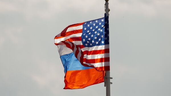 Banderas de Rusia y EEUU (archivo) - Sputnik Mundo