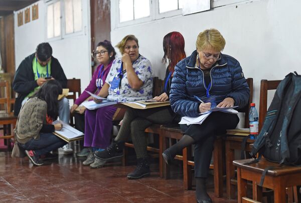 Michelle Bachelet, presidenta de Chile, inicia su labor como censista - Sputnik Mundo