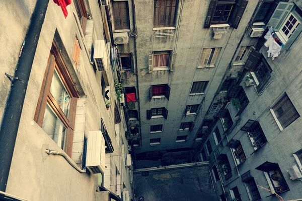 La vista desde uno de los últimos pisos hacia el patio interior - Sputnik Mundo