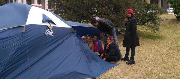 Refugiados sirios protestan frente a la Torre Ejecutiva en Montevideo, Uruguay - Sputnik Mundo