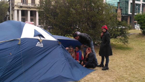 Refugiados sirios protestan frente a la Torre Ejecutiva en Montevideo, Uruguay - Sputnik Mundo