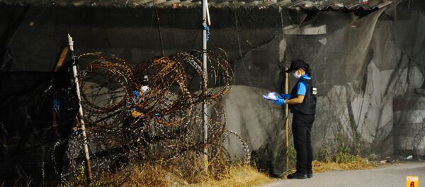 El miembro de la unidad forense inspecta el lugar del atentado fuera de la comisaría de policía en Tailandia El miembro de la unidad forense inspecta el lugar del atentado fuera de la comisaría de policía en Tailandia - Sputnik Mundo